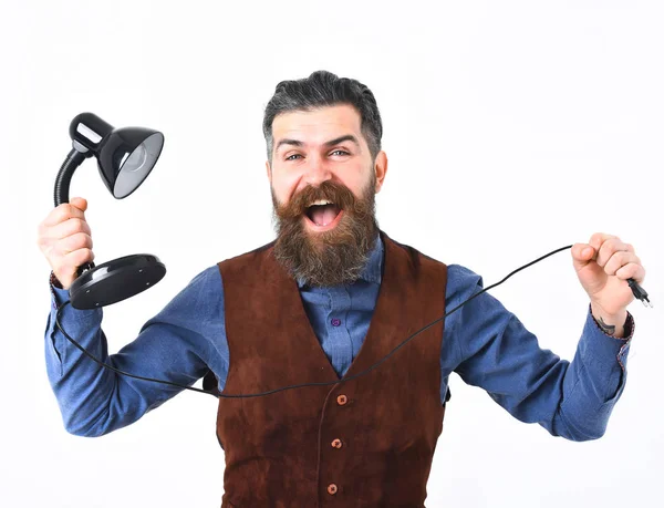 Bebaarde man houden tafellamp met blij gezicht — Stockfoto