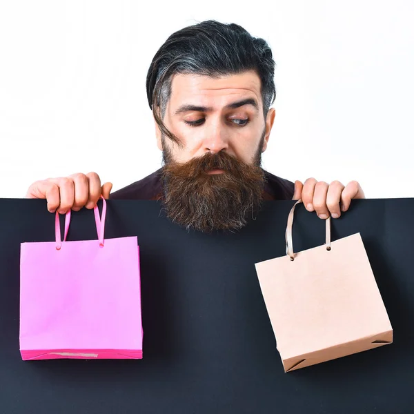 Barbu brutal caucasien hipster tenant coloré paquet ou sacs — Photo