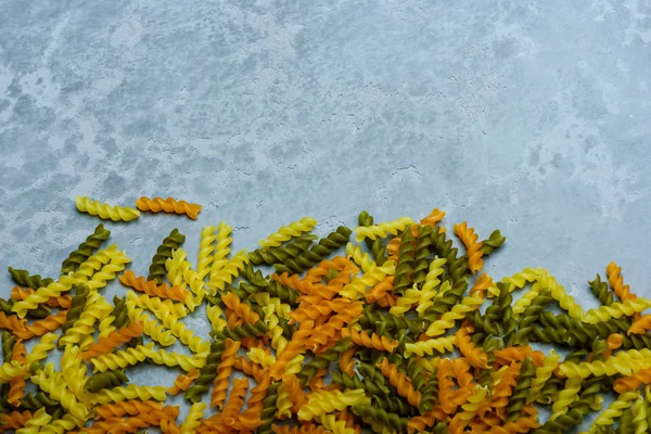 Colorida pasta fusilli sobre fondo gris —  Fotos de Stock