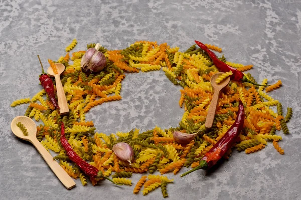 Massa fusilli colorida com pimenta e alho frios — Fotografia de Stock