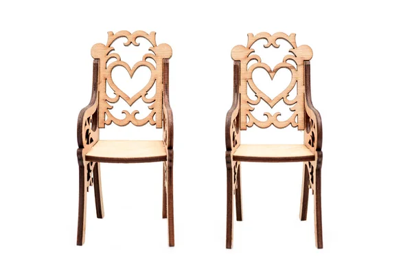 Deux chaises décoratives en bois avec coeur isolé sur blanc — Photo