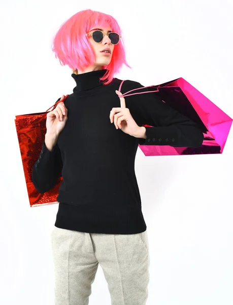 Modne sexy dziewczyna w różowy peruka gospodarstwa pakiet lub torby — Zdjęcie stockowe