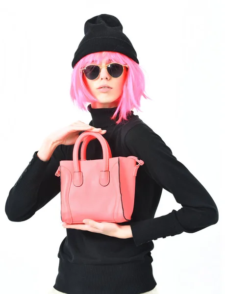 ファッショナブルなセクシー女の子でピンクウィッグポージングとともにファッションバッグ — ストック写真