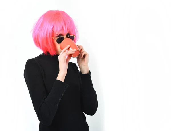 Menina sexy na moda na peruca rosa segurando copo laranja — Fotografia de Stock