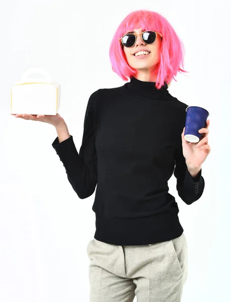 戴着粉色假发拿着咖啡杯和饭盒的女孩 — 图库照片