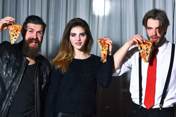 Mutlu arkadaş lezzetli pizza dilimleri ile jestleri Yaşasın yemek — Stok fotoğraf