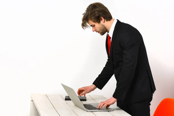 Homme d'affaires élégant caucasien travaillant avec ordinateur portable — Photo