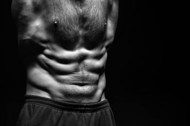 kas vücut eğitim salonunda yakışıklı vücut geliştirmeci adamla