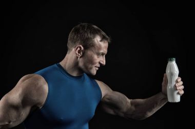 kas vücut yakışıklı vücut geliştirmeci adamla içki şişesi tutan