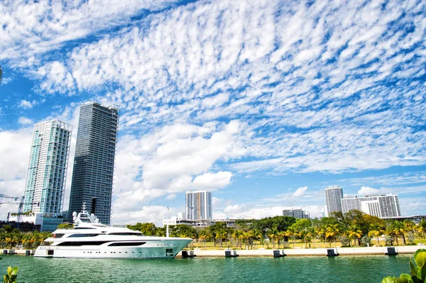 Miami, роскошная яхта в доке — стоковое фото