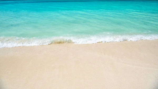 Fondo de agua ondulada sobre arena — Foto de Stock