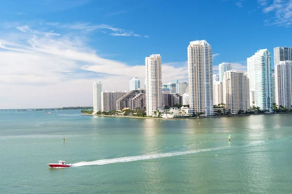 Mavi bulutlu gökdelenli Miami gökdelenlerinin hava manzarası, tekne yelkeni — Stok fotoğraf