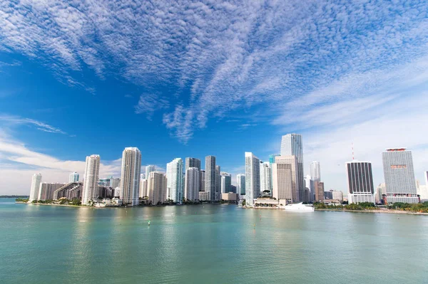 Miami, Seascape com arranha-céus em Bayside, centro da cidade — Fotografia de Stock