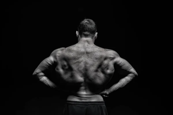 ジムで筋肉トレーニングを持つハンサムなボディービルダー男 — ストック写真