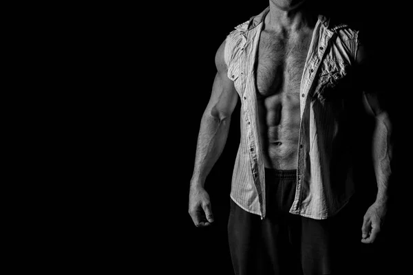 Kulturista pohledný muž s svalnaté tělo tréninku v tělocvičně — Stock fotografie