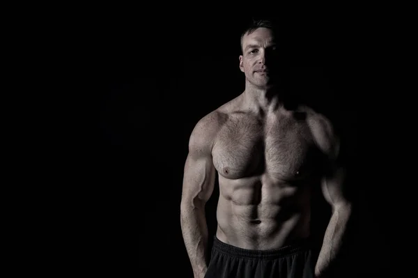 체육관에서 근육 질의 신체 훈련 잘생긴 보디 남자 — 스톡 사진