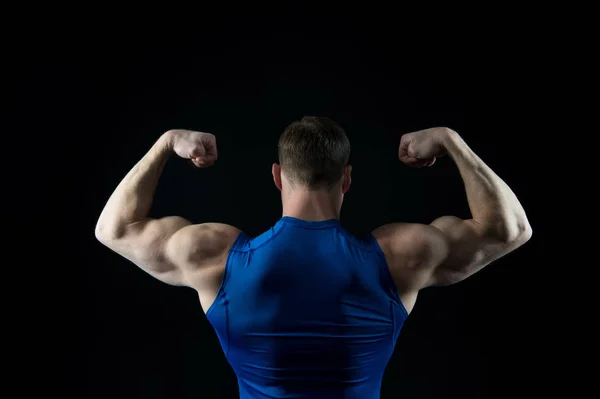 Schöner Bodybuilder Mann mit muskulösem Körpertraining im Fitnessstudio — Stockfoto