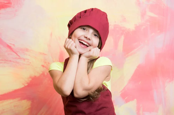 Μικρό κορίτσι σεφ με χαρούμενο πρόσωπο καπέλο και ποδιά — Φωτογραφία Αρχείου