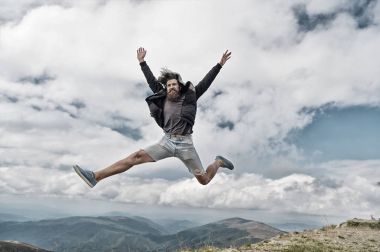 Sakallı dostum, zalim beyaz hipster bıyıklı atlamak dağda