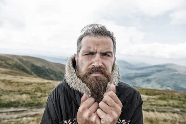 Barbudo hombre, brutal caucásico hipster con bigote frío en la montaña —  Fotos de Stock