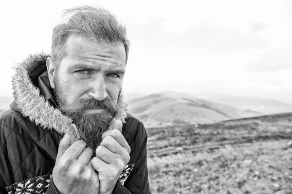 Uomo barbuto, brutale hipster caucasico con i baffi freddi sulla montagna — Foto Stock