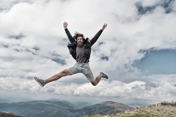 Homem barbudo, brutal caucasiano hipster com bigode salto na montanha — Fotografia de Stock