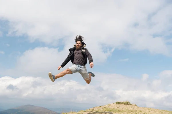 Homem barbudo, brutal caucasiano hipster com bigode salto na montanha — Fotografia de Stock