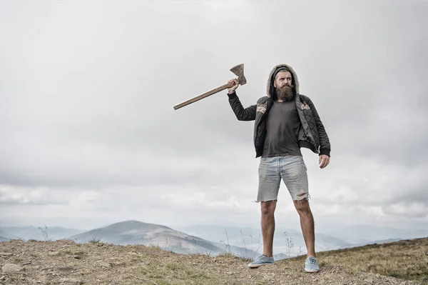 수염 난된 남자, 콧수염과 잔인 한 hipster 산에 도끼를 보유 하 — 스톡 사진