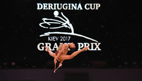 Gymnast εκτελεί ρυθμικής γυμναστικής διαγωνισμό — Φωτογραφία Αρχείου