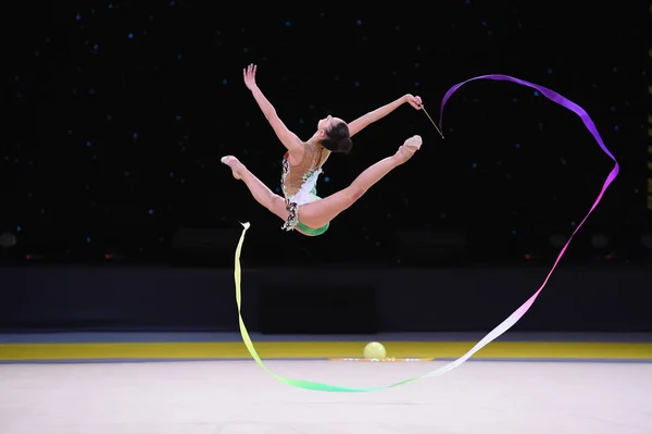 Gymnast εκτελεί ρυθμικής γυμναστικής διαγωνισμό — Φωτογραφία Αρχείου