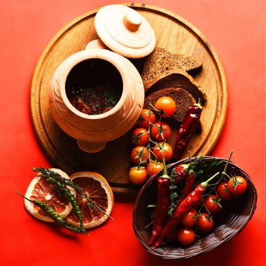 Toprak kap içinde pişmiş sığır etli lezzetli gulaş çorbası