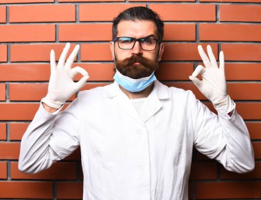 Kaba sakallı Kafkas doktor ya da eldivenli lisansüstü öğrencisi