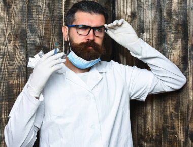 Kaba sakallı Kafkas doktor ya da elinde haplar olan lisansüstü öğrencisi.