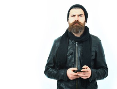 Sakallı, Kafkasyalı, cep telefonu tutan bir hippi.