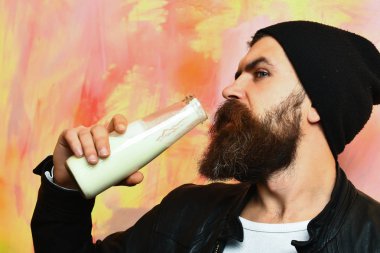 Sakallı, beyaz tenli hippi elinde cam süt kavanozu tutuyordu.