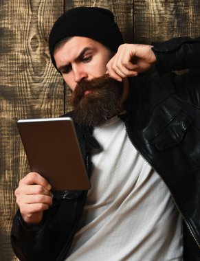 Sakallı, Kafkas hippisi, elinde tablet.