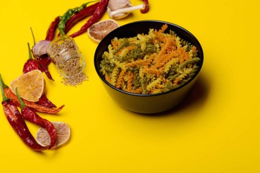 Renkli kuru düdük makarna yemek pişirmek için