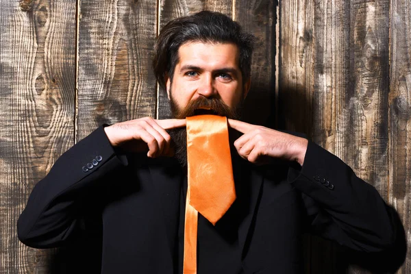 Οι σκληροί λευκοί χίπστερ έχουν όξινη πορτοκαλί γραβάτα στο κοστούμι. — Φωτογραφία Αρχείου