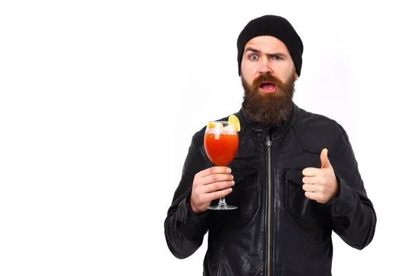 Brutale blanke hipster met alcoholische drank of verse cocktail — Stockfoto