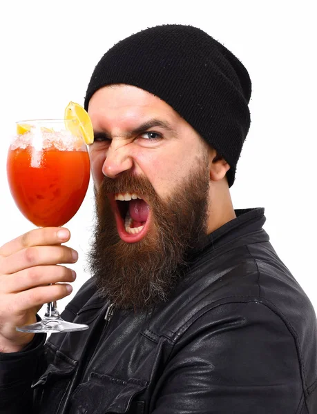 Brutal caucasian hipster holding alcoholic beverage or fresh cocktail — Stock Photo, Image