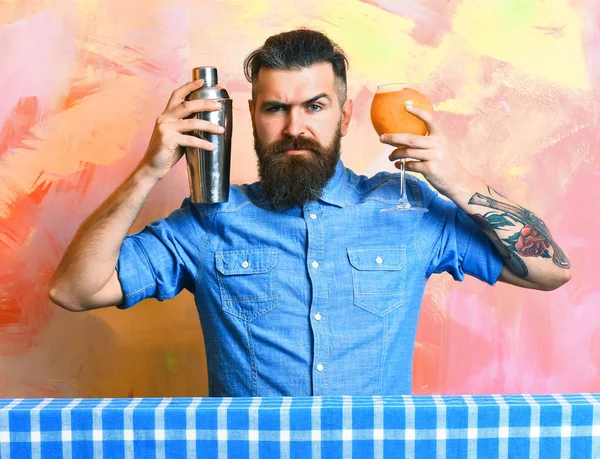 Brutale hipster caucasico che fa cocktail fresco di alcool tropicale — Foto Stock