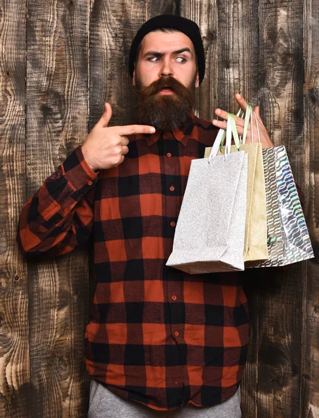 Barbudo brutal caucasiano hipster com bigode segurando pacotes de compras — Fotografia de Stock