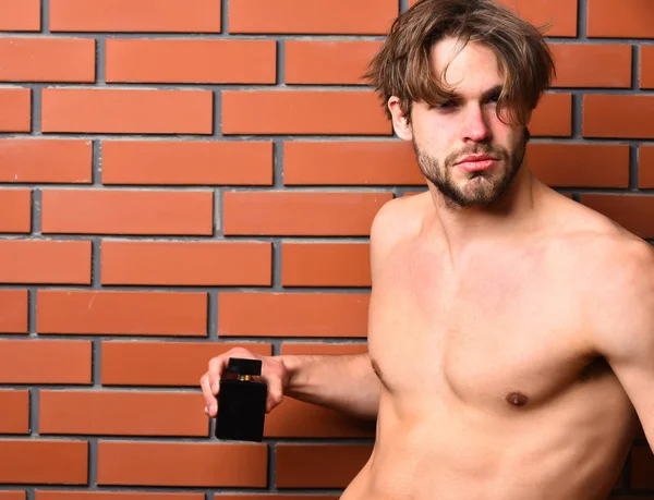 Caucásico barbudo sexy macho hombre holding perfume — Foto de Stock