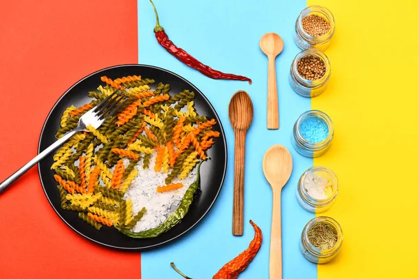 Colorida pasta de fusilli seca con cristales de sal en plato negro — Foto de Stock