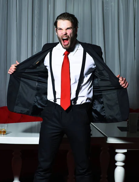 Barbudo hombre enojado, hombre de negocios en traje y corbata roja — Foto de Stock