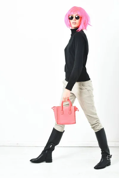Fashionabla sexig tjej i rosa peruk poserar med mode väska — Stockfoto
