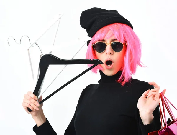 Fashionabla sexig tjej i rosa peruk innehav paket med hängare — Stockfoto