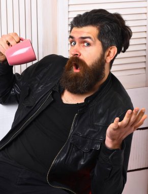 Kafkasyalı vahşi hippi elinde bardak ya da kupa tutuyordu.