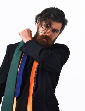 Siyah takım elbiseli, omuzlarında kravatları olan Kafkas bir hippi.