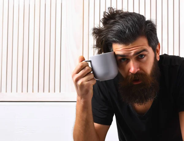 Brutala tatuerade kaukasiska hipster innehav kopp eller mugg — Stockfoto